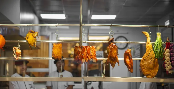 挂在灰色金属栏杆上的各式食物照片