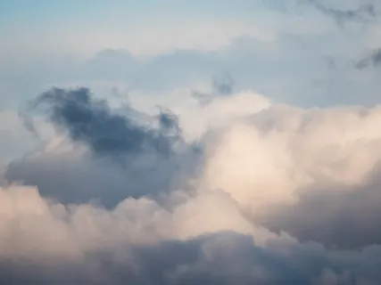 云,浅色,深色,蓬松的,灰色,蓝色,云,天空 云,浅色,深色,蓬松的,灰色,蓝色,云,天空