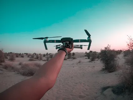 手持无人机的人