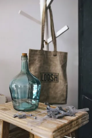 各处的彩色装饰瓶