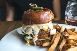 汉堡上的小泡菜