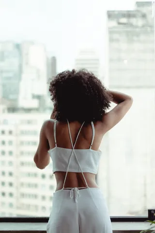 面向窗户的女人