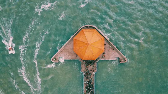 海中灰橙色建筑的航空摄影 海中灰橙色建筑的航空摄影