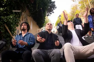 采购产品人，人，衣服，衣服，坐，太阳镜，配件，配件