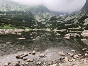 群山环抱的水体景观照片