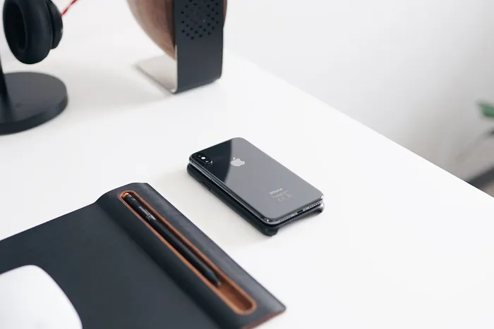 桌面上的灰色iPhone X