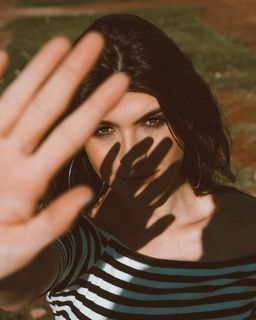 身穿黑白条纹露肩上衣的女子