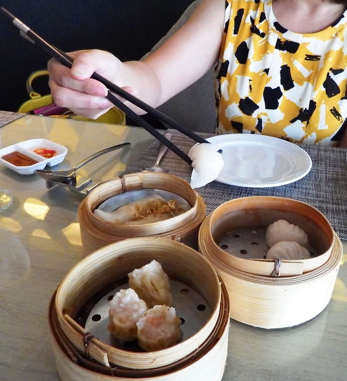 用筷子吃点心
