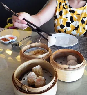用筷子吃点心