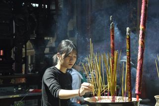 妇女点香