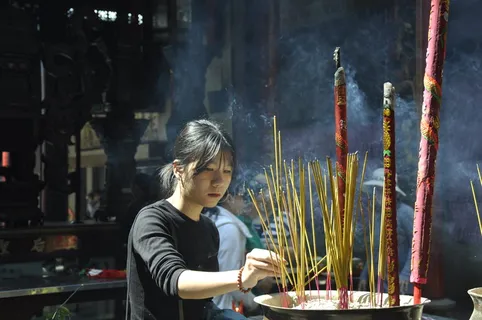 妇女点香 妇女点香