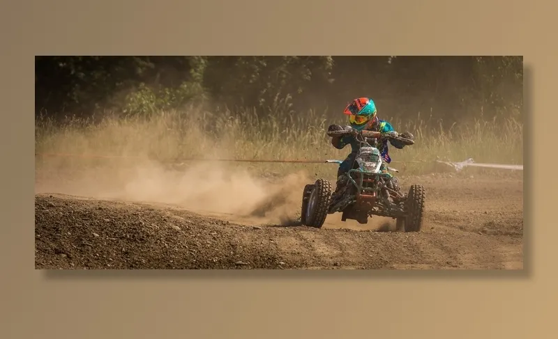 男子在赛道上驾驶亚视