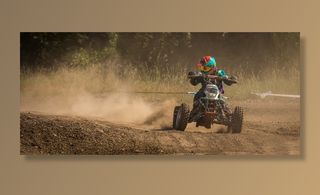 男子在赛道上驾驶亚视