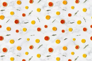 白色、红色和黄色柑橘类水果