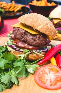 切达干酪、培根和鳄梨酱汉堡 切达干酪、培根和鳄梨酱汉堡