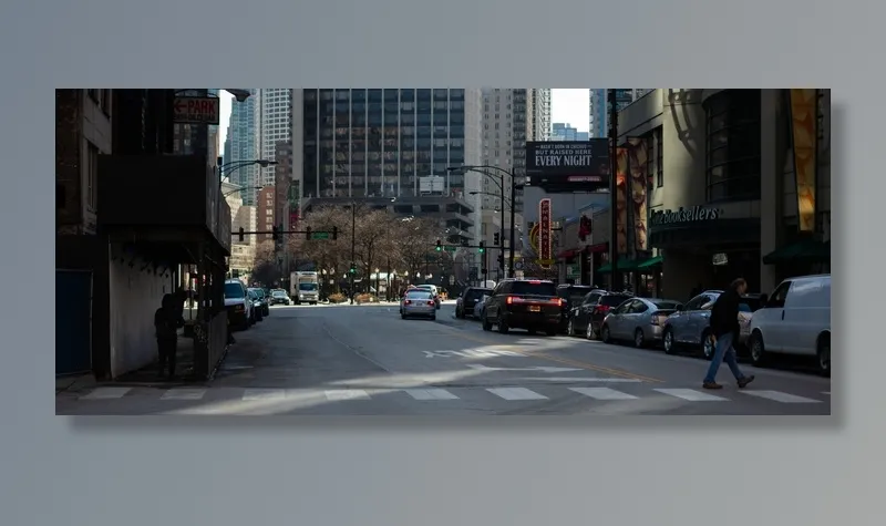 沥青路面灰色轿车