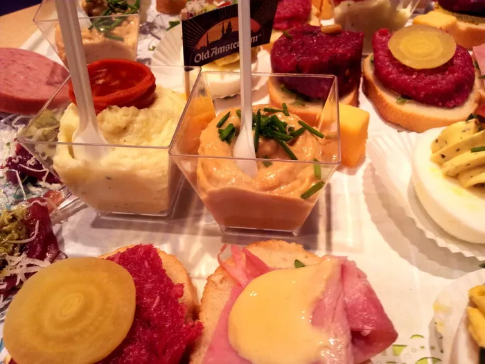 娱乐、小吃、聚会、食物、自助餐、肉、火腿、食物和饮料