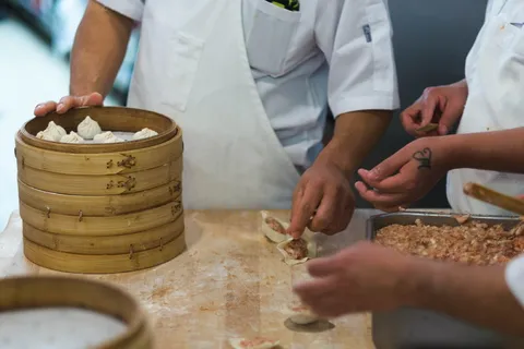 人,抱着,舒迈,棕色,木制,桌子,人,食物 人,抱着,舒迈,棕色,木制,桌子,人,食物