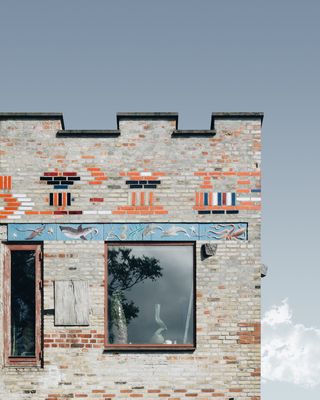 带有鱼纹的白色建筑