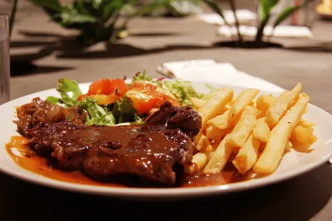 熟的,菜,白,陶瓷,盘子,牛肉,烤架,薯条 熟的,菜,白,陶瓷,盘子,牛肉,烤架,薯条
