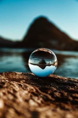 水晶球特写照片