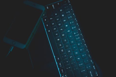 黑色笔记本电脑，键盘，笔记本电脑，电脑，光，辉光，暗，加密