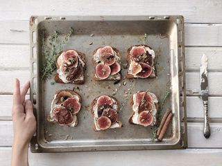 方形钢托盘，顶部有生肉