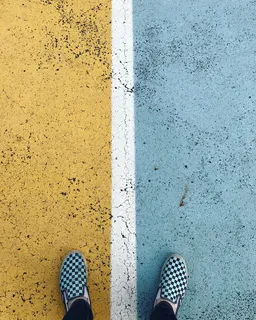 穿着黑白格子平底鞋的人