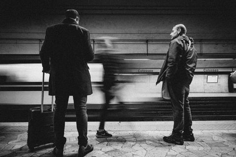 三人站在子弹头列车前