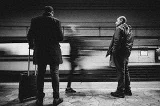 三人站在子弹头列车前