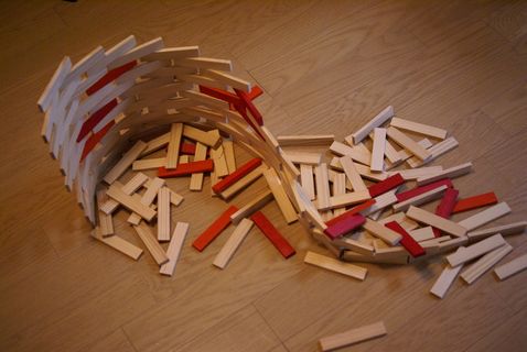 建筑砌块、儿童、坍塌、室内、木质材料、大型物体、桌子、硬木地板