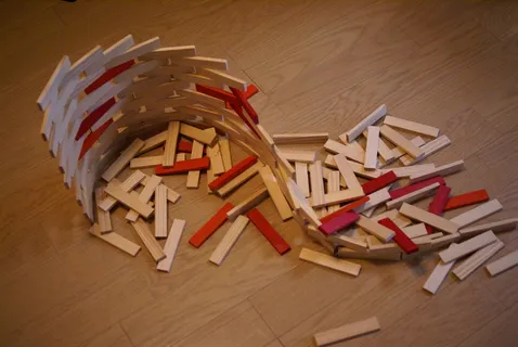 建筑砌块、儿童、坍塌、室内、木质材料、大型物体、桌子、硬木地板