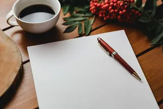 红色罗文水果配咖啡和白纸