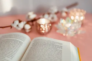 打开粉红色背景的书