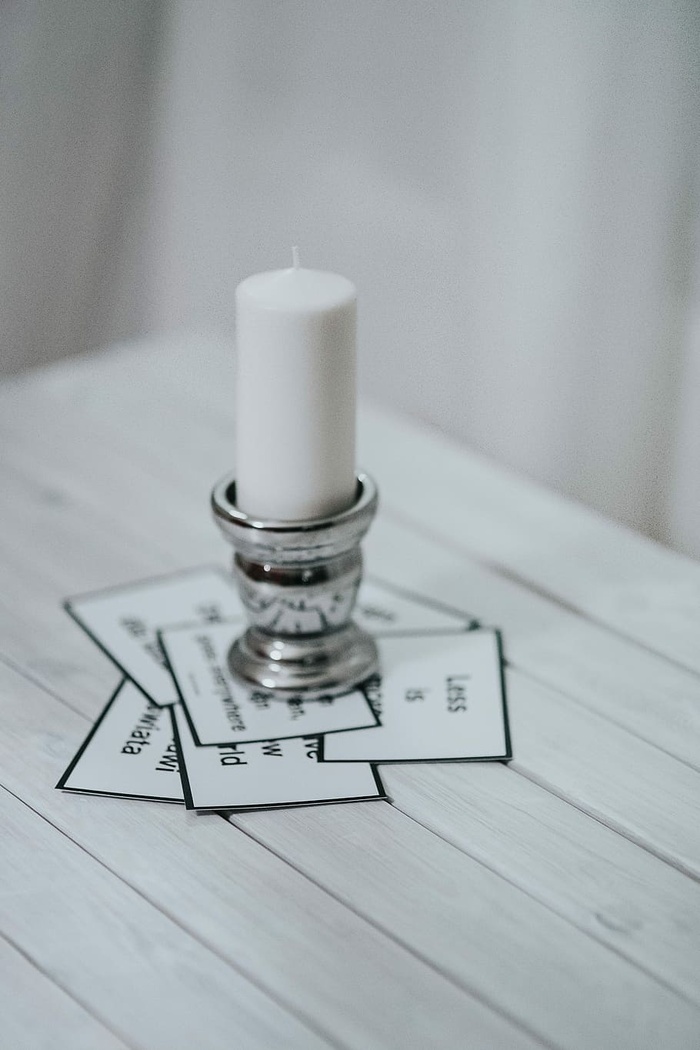 带有各种白色物品的励志格言