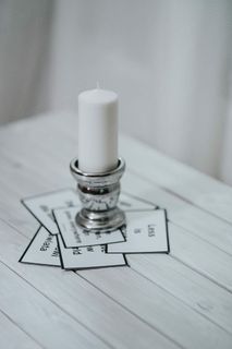 带有各种白色物品的励志格言