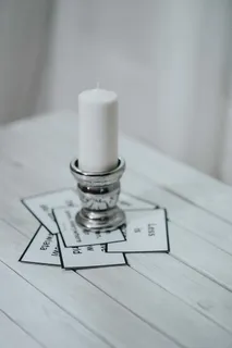 带有各种白色物品的励志格言