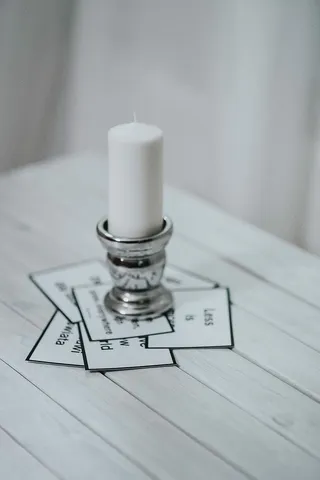 带有各种白色物品的励志格言