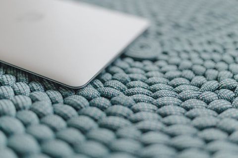 蓝色口袋上的MacBook笔记本电脑