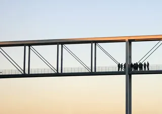 人、站、桥、连接、水、交通、交通、拱门