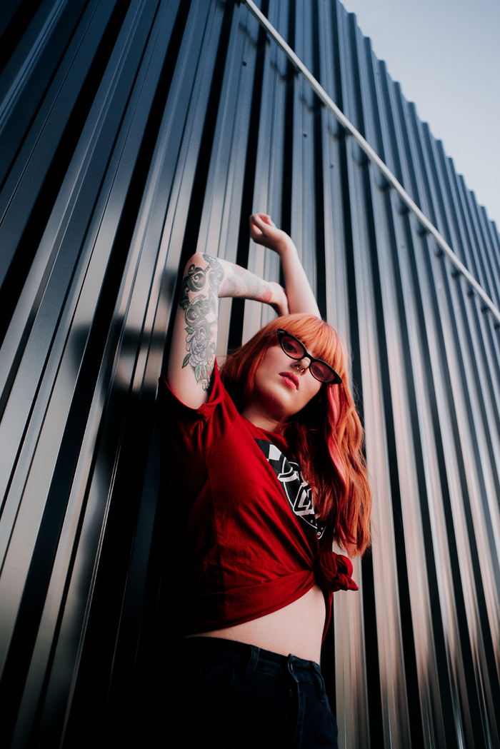 穿着红色T恤的女士的低角度照片