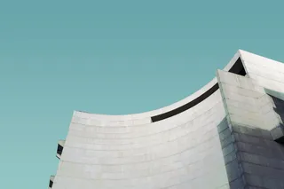 白天的灰色建筑