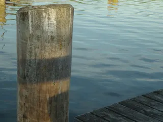 港口，系船柱，码头，水，靴子，木材，白天，没有人