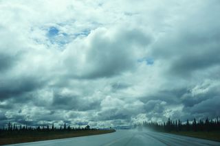 美国阿拉斯加州，路上，天空，树木，云朵，多云，高速公路