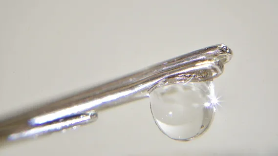 针眼、水滴、金属、特写、室内、无人、工作室拍摄、白色背景