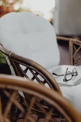 带笔记本电脑的户外办公室