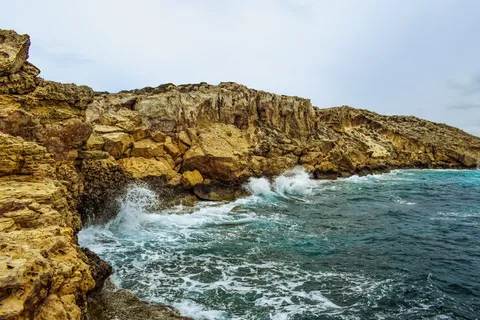 被岩层包围的河流