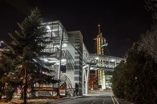 塔旁的白色建筑