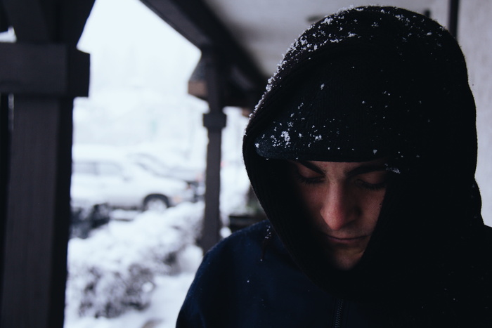 男士黑色雪地连帽衫