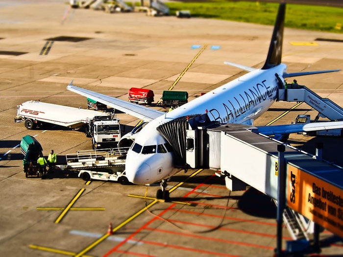 对接航空联盟飞机，机场，飞机，起飞，旅行，飞行，客机，舷梯